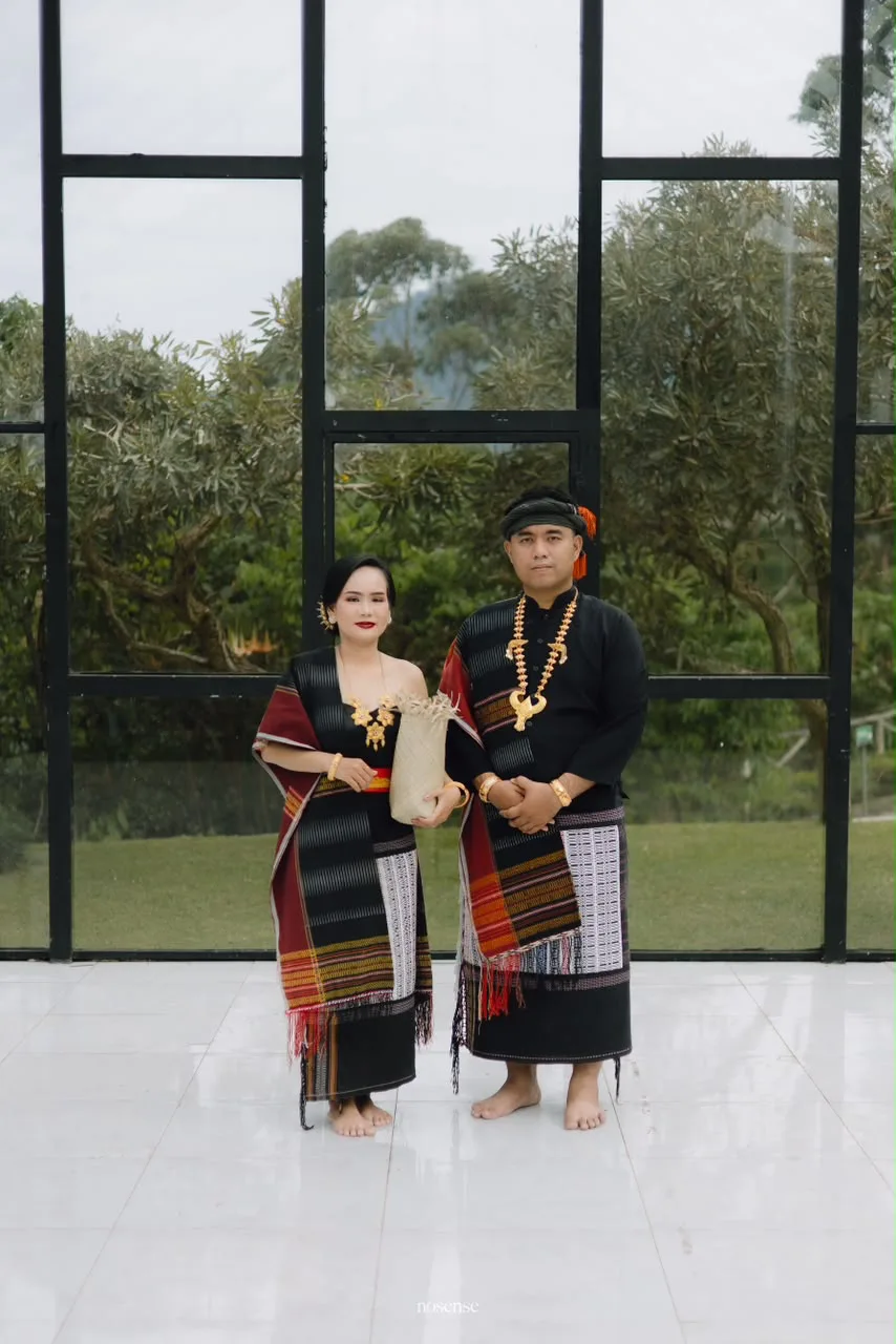 Daniel dan Pingki dalam busana adat