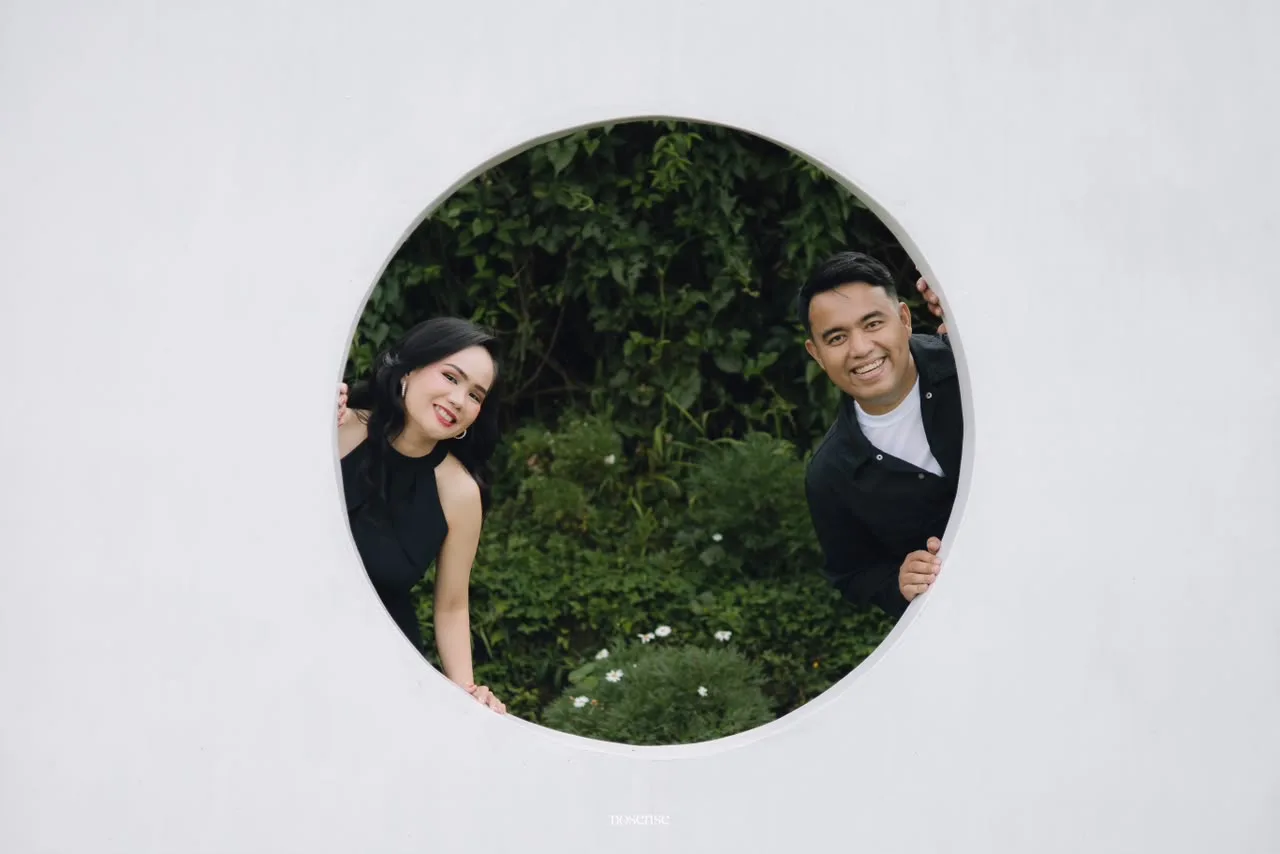 Daniel dan Pingki tersenyum di taman