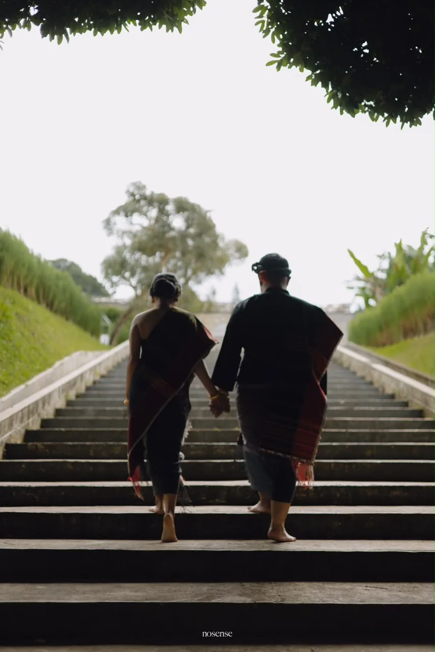 Daniel dan Pingki berjalan bersama